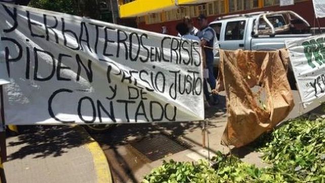 El bloqueo al transporte de yerba comenzó hace una semana cuando se apostaron frente a dos secaderos de yerba de San Pedro. Ahora el reclamo se extendió a otros puntos de la provincia misionera.