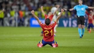 Mikel Oyarzabal, el autor del segundo de España, se arrodilla tras la consagración europea de la Roja.