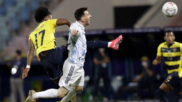 Lionel Messi es derribado por Angelo Preciado, AP Photo/Eraldo Peres.