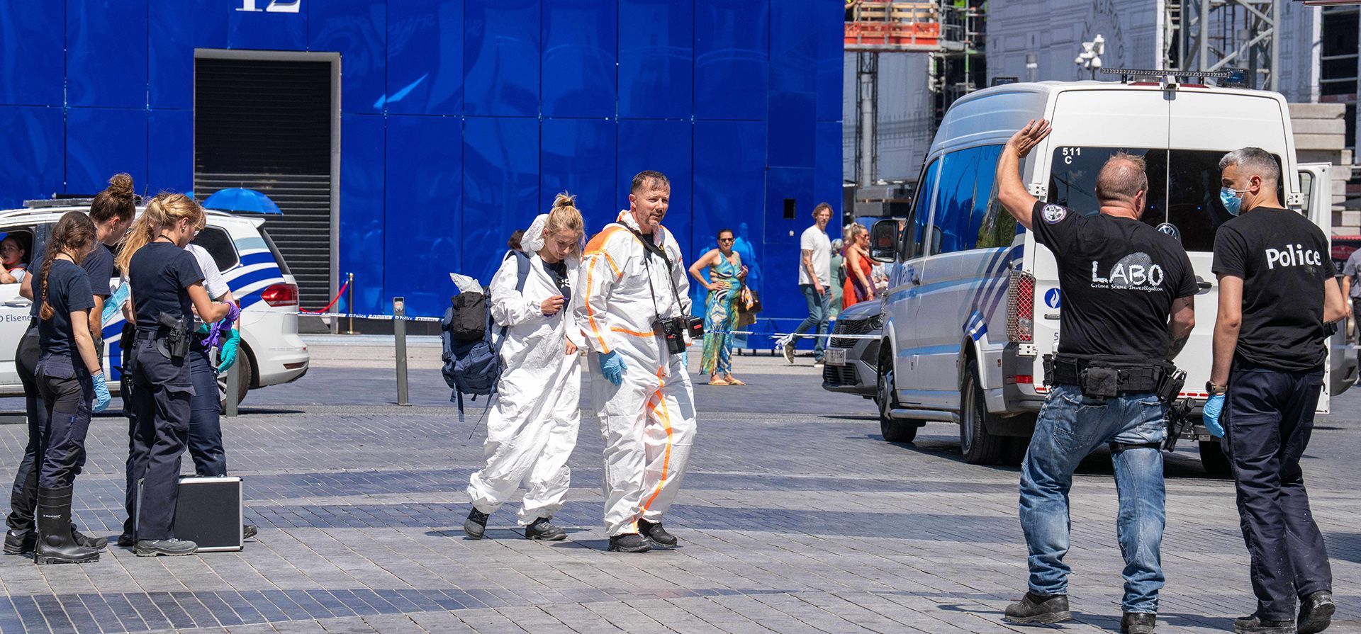 Personal de emergencia y forense en el lugar del incendio en un complejo de edificios en el centro de Bruselas, el martes 14 de julio de 2026. (Foto AP/Marius Burgelman) Personal de emergencia y forense en el lugar del incendio en un complejo de edificios en el centro de Bruselas, el martes 14 de julio de 2026. (Foto AP/Marius Burgelman)