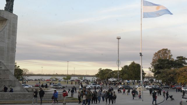 Este lunes de fin de semana largo llegó con cielo mayormente nublado. La máxima llegaría a los 18 grados.&nbsp;