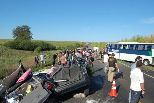 Brasil: murieron cinco santafesinos en un accidente cerca de Rosario do Sul. Fotos y video
