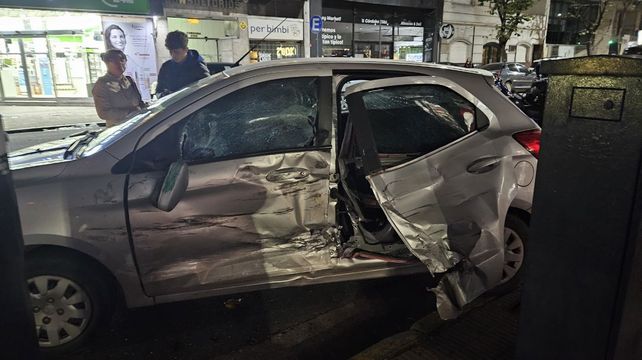 Un Ford K conducido por una mujer que llevaba a tres estudiantes a la Universidad Tecnológica Nacional (UTN) fue embestido por una camioneta de Gendarmería.&nbsp;