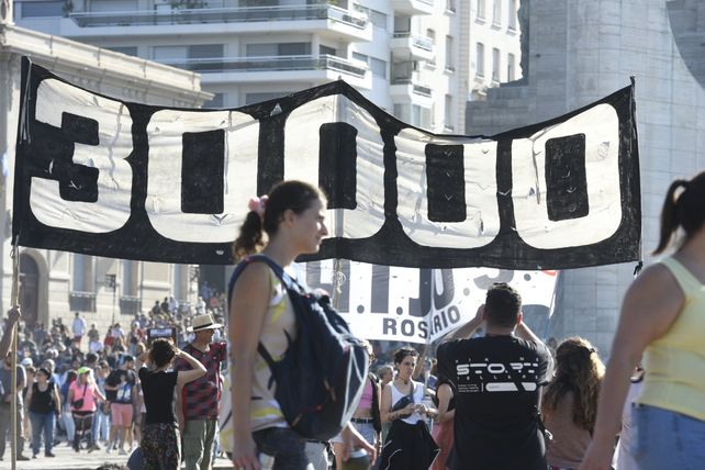 Multitudinaria marcha en Rosario a 48 años del golpe cívico militar