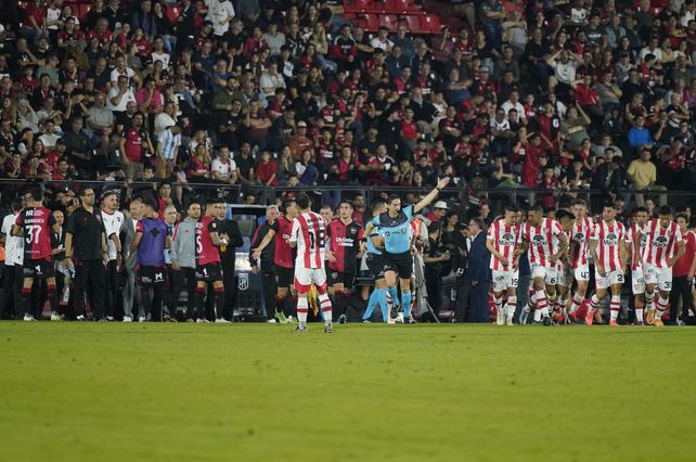 Newells cayó sin atenuantes en el Coloso ante Instituto y  se fue silbado
