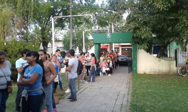 Colas. Cada año la gente se agolpa para la feria de variedades de Alcec.
