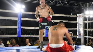 Mansilla mirando a su rival, luego de tirarlo a la lona