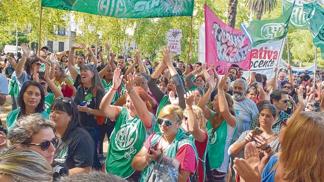 ¿Otros tiempos? Las marchas y paros quedarán atrás si mañana los estatales y docentes aceptan la oferta del gobierno provincial.