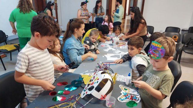 Todos concentrados durante el proceso de su atuendo