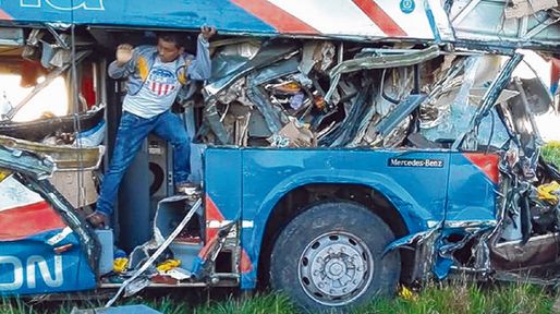 Al menos 4 muertos al chocar un micro y un camión 