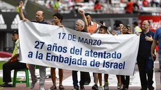 Homenaje. Familiares de víctimas del atentado a la Embajada, en River.&nbsp;