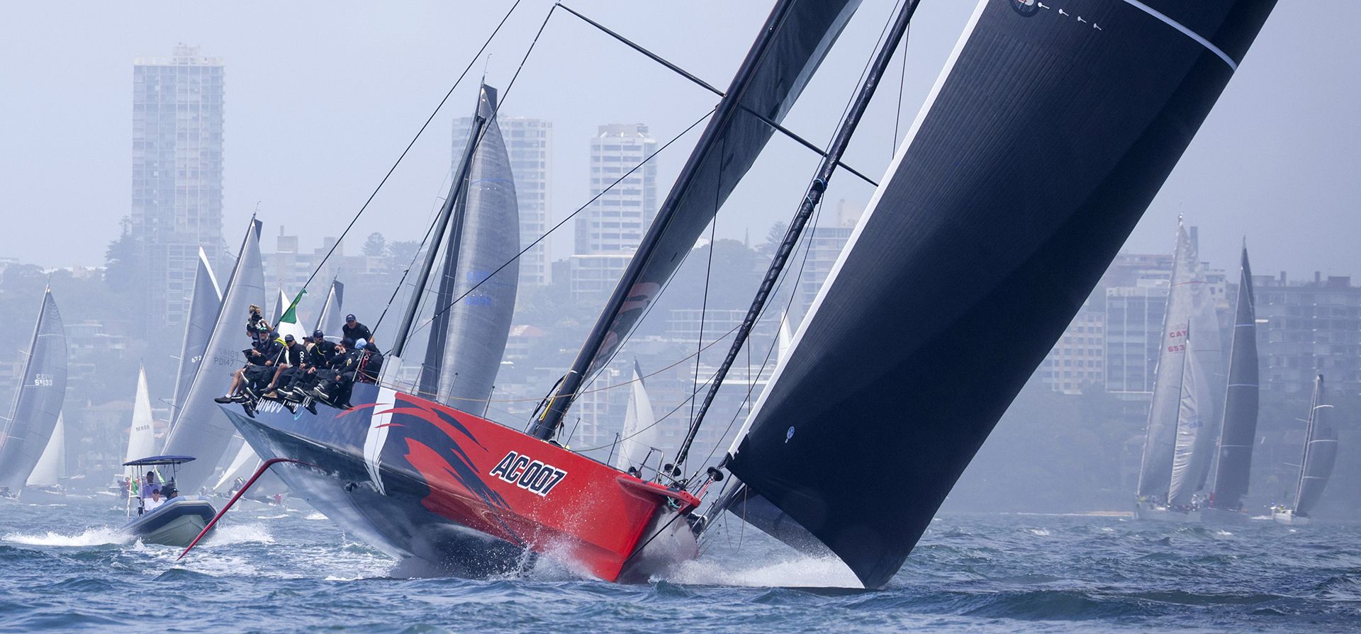 Inicio de la regata Sydney Hobart en Sydney, el martes 26 de diciembre de 2023. La competencia de 630 millas náuticas cuenta con más de 100 yates que comienzan en la regata hacia el estado insular de Tasmania. (Perro salado/CYCA vía AP) Inicio de la regata Sydney Hobart en Sydney, el martes 26 de diciembre de 2023. La competencia de 630 millas náuticas cuenta con más de 100 yates que comienzan en la regata hacia el estado insular de Tasmania. (Perro salado/CYCA vía AP)
