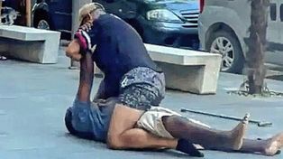 Asesinaron a un nigeriano en plena calle en Italia y nadie intervino
