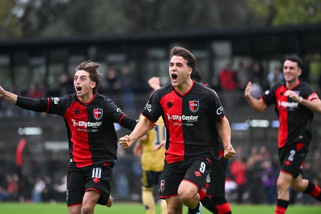 El centrodelantero Joaquín Amadío festeja su gol