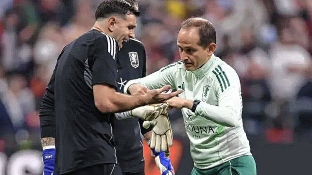 Dibu Martínez sufrió una fractura en el dedo anular de su mano derecha.