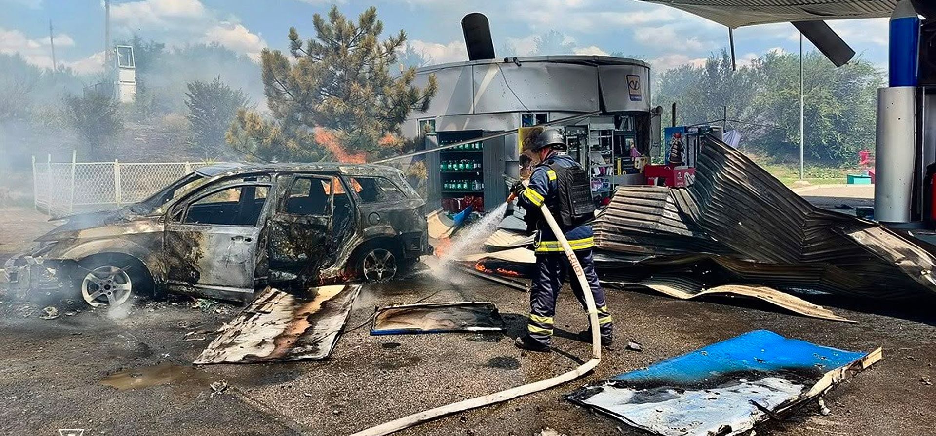 Bomberos extinguen un incendio en una gasolinera tras un ataque con drones rusos en la región de Dnipropetrovsk, Ucrania, el lunes 3 de agosto de 2026. (Servicio de Emergencias de Ucrania vía AP) Bomberos extinguen un incendio en una gasolinera tras un ataque con drones rusos en la región de Dnipropetrovsk, Ucrania, el lunes 3 de agosto de 2026. (Servicio de Emergencias de Ucrania vía AP)
