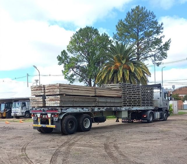 La estructura metálica modular se instalará sobre un tramo del viejo puente que tiene riesgo de colapso. Permitirá habilitar el transporte de pasajeros entre ambas ciudades.