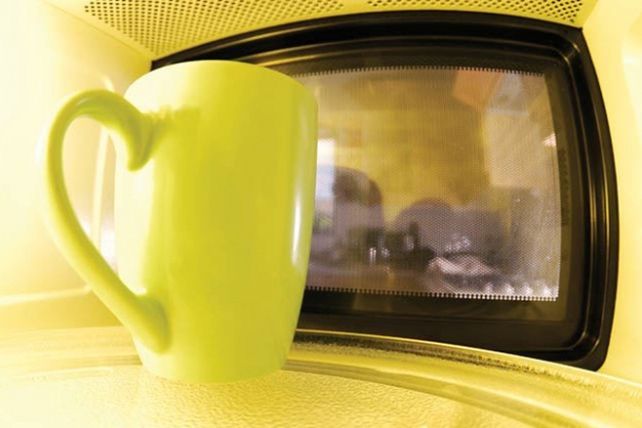 ¿Por qué la taza se calienta más que su contenido en el horno de microondas?