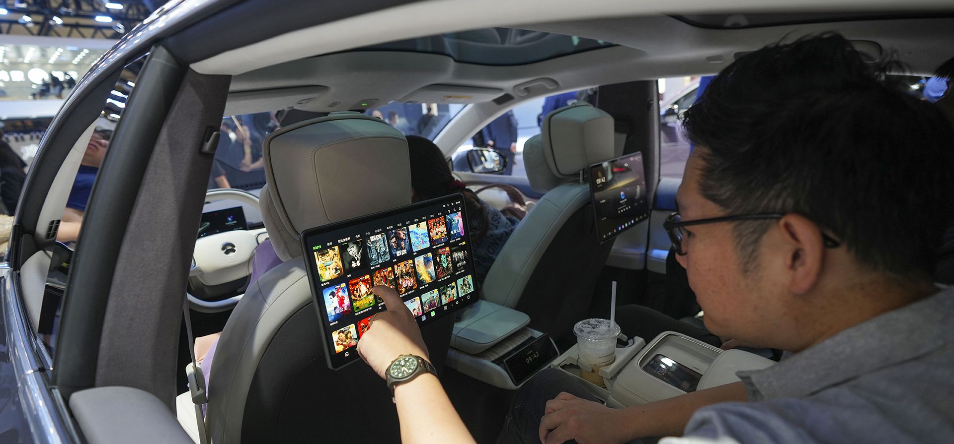 Un visitante revisa un automóvil Nio durante la inauguración del Salón del Automóvil de China en Beijing, China, el jueves 25 de abril de 2024. (Foto AP/Tatan Syuflana) Un visitante revisa un automóvil Nio durante la inauguración del Salón del Automóvil de China en Beijing, China, el jueves 25 de abril de 2024. (Foto AP/Tatan Syuflana)