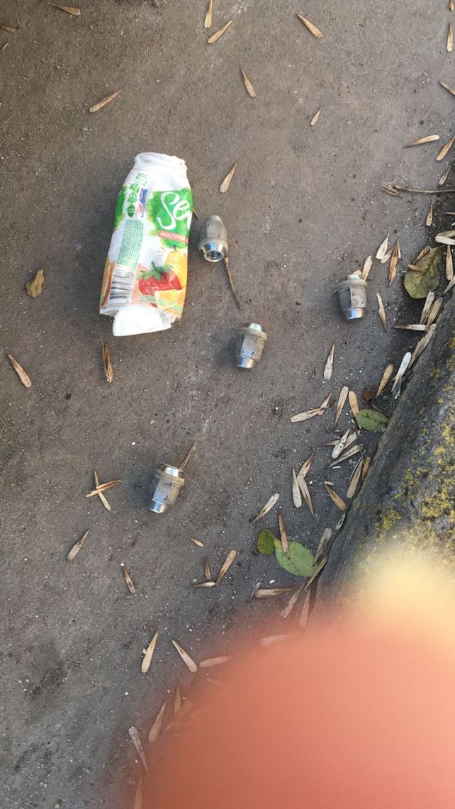 Fue a buscar su auto estacionado sobre calle Saavedra  y le faltaba una rueda