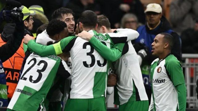 Julián Carranza es abrazado por sus compañeros tras el gol en el mítico San Siro.