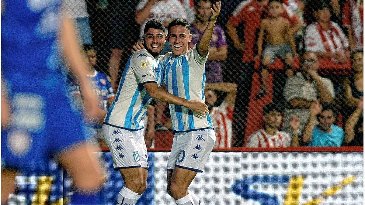 Racing venció a Unión en Santa Fe y se acomodó en la tabla