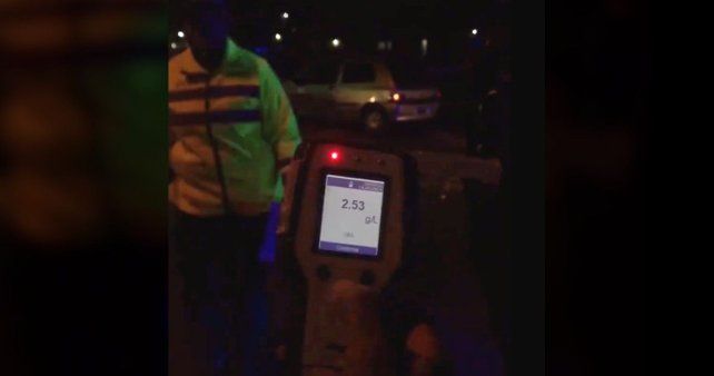 Un automovilista borracho evadió un control en Circunvalación y atropelló a una policía