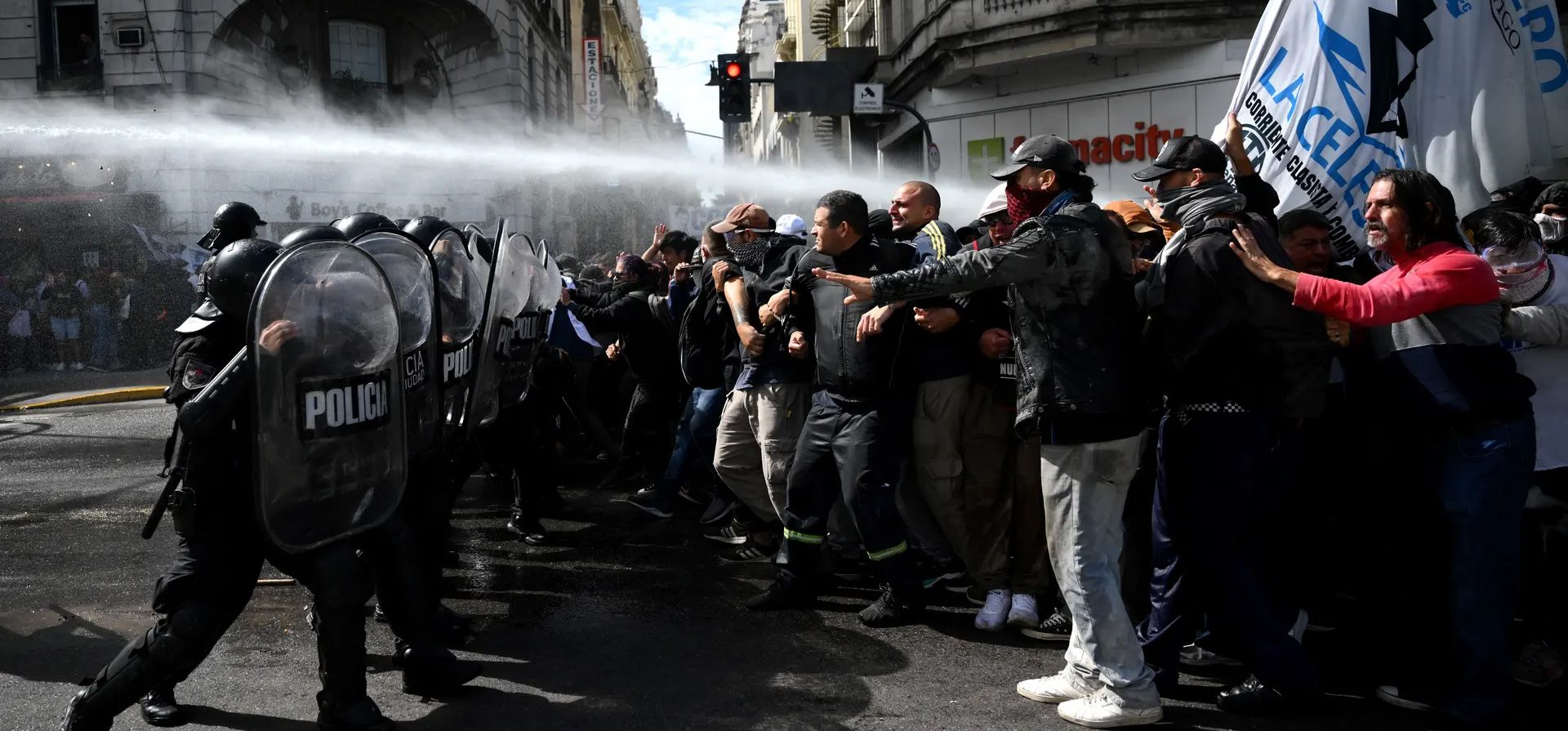 Miembros de organizaciones sociales se enfrentan con la policía durante una manifestación contra las recientes medidas económicas introducidas por el gobierno del presidente, Javier Milei, Buenos Aires, Argentina. Fotografía: Luis Robayo/AFP/Getty Images Miembros de organizaciones sociales se enfrentan con la policía durante una manifestación contra las recientes medidas económicas introducidas por el gobierno del presidente, Javier Milei, Buenos Aires, Argentina. Fotografía: Luis Robayo/AFP/Getty Images