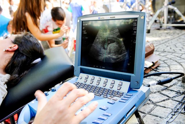 Antes de que se aprobara la Ley 27.610 las organizaciones anti-derechos realizaban actos en la plaza Pringles donde realizaron ecografías públicas como forma de manifestarse contra el aborto. Foto de archivo: Celina Mutti Lovera