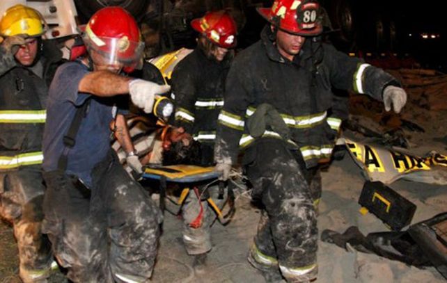 Una nena muerta y tres heridos tras volcar un auto en la ruta 9 cerca de San Pedro