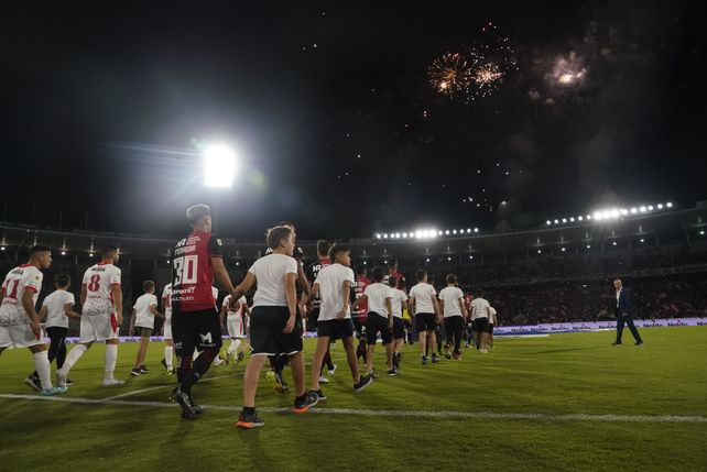 Newells reaccionó tarde e Instituto lo venció con contundencia por 3 a 1