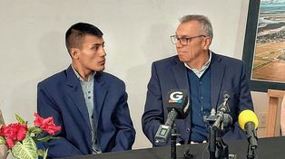 Máximo Martínez, campeón provincial de boxeo, junto al intendente sanjavierino Mario Migno.