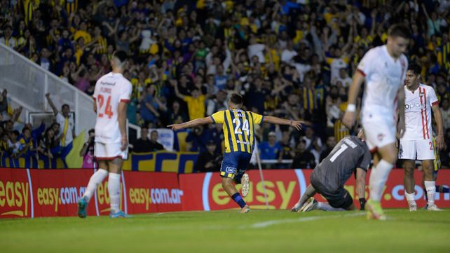 Alejo Veliz celebra su gol en el partido frente a Estudiantes