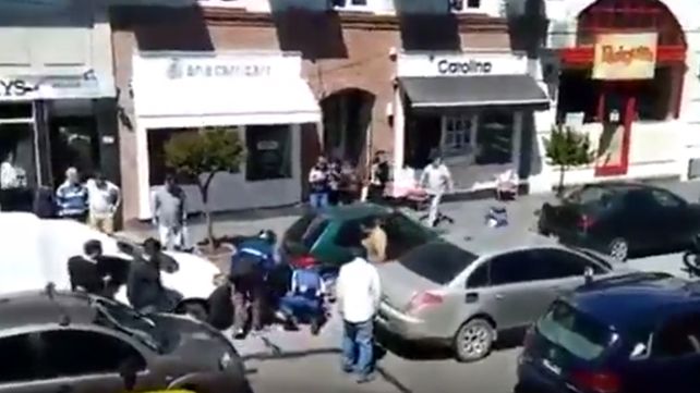 Quiso evadir un control de tránsito y arrastró a una policía una cuadra sobre el capot