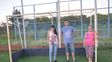 Las dirigentes Alejandra González y Silvina Viviani junto al entrenador Enzo Preli en la cancha de la UCA. Las dirigentes Alejandra González y Silvina Viviani junto al entrenador Enzo Preli en la cancha de la UCA.