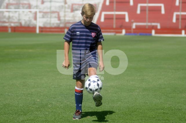 El chiquitín Francisco Maurino es marcador central.