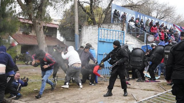 Incidentes en el ingreso de hinchas de Argentino en el José Martín Olaeta.