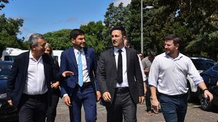 El ministro de Defensa, Luis Petri, junto al gobernador Maximiliano Pullaro.