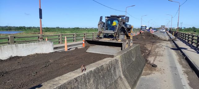Contrarreloj: trabajan en las rampas de acceso al puente Bailey sobre el Puente Carretero