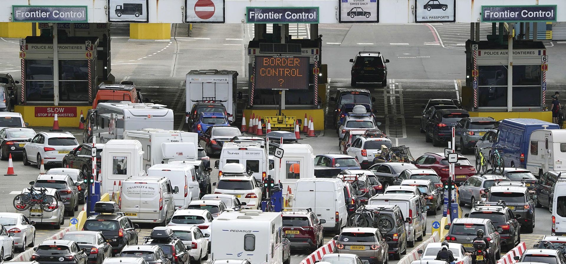 Cola de autos en el check-in en Dover Port, muchas familias se embarcan en escapadas al comienzo de las vacaciones de verano de muchas escuelas en Inglaterra y Gales, en Kent, Inglaterra, el viernes 22 de julio de 2022.