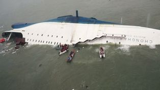 Al menos dos muertos y 209 desaparecidos al hundirse un barco
