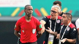¡Papelón en la Copa África! Un árbitro terminó el partido dos veces antes de tiempo