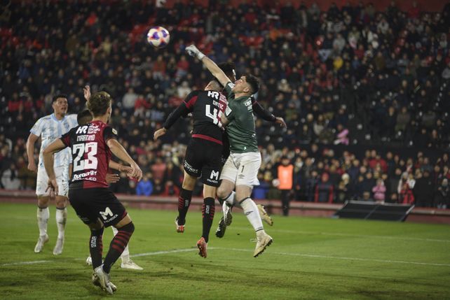Newells intentó pero su falta de contundencia y el VAR lo dejaron en cero.