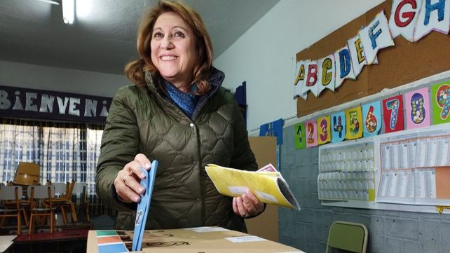 Mónica Fein votó esta mañana en la Escuela Nº 524