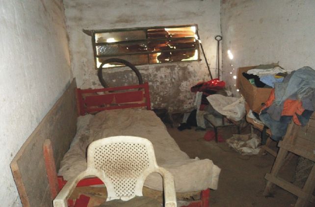 Abusos. El joven dormía en una pieza sin luz ni agua potable