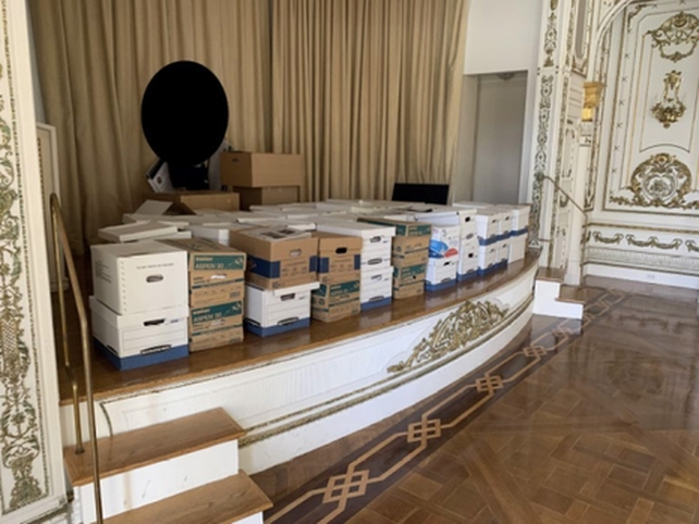 Algunas de las cajas fueron alojadas en un salón de baile que tiene Trump en su mansión. Un lugar accesible para muchos, lo que expuso aún más los documentos secretos. 