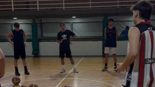 Franco Rutinelli (centro) coordina un entrenamiento en su academia Jump Shot.