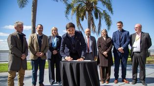 El gobernador Maximiliano Pullaro firmó el contrato de comienzo, tras participar de la apertura de Busisness Forum que se lleva adelante en La Fluvial.