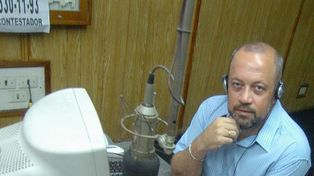 El relator uruguayo en los estudios de la vieja emisora LT3.