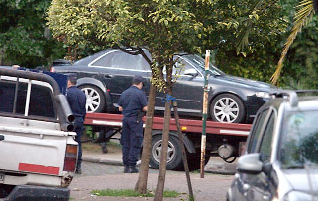 El Audi negro fue hallado estacionado junto al cordón en General Roca al 2.400